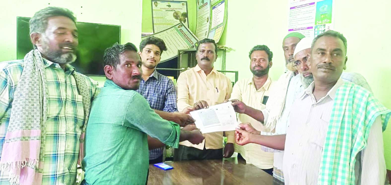 గుర్తింపు కార్డులు అందజేస్తున్న వైస్‌ ఎంపిపి