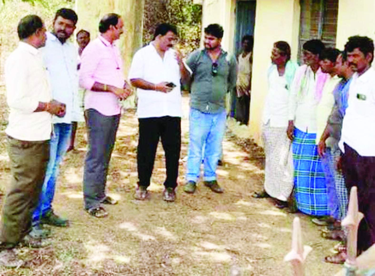 మరమ్మతులు చేయిస్తున్న ఆర్‌డబ్ల్యుఎస్‌ ఎఇ సాయికుమార్‌