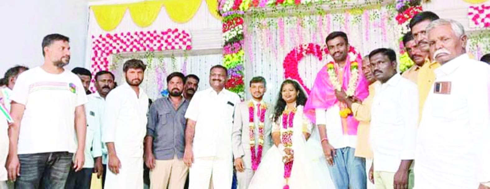 వేడుకల్లో పాల్గొన్న నాయకులు