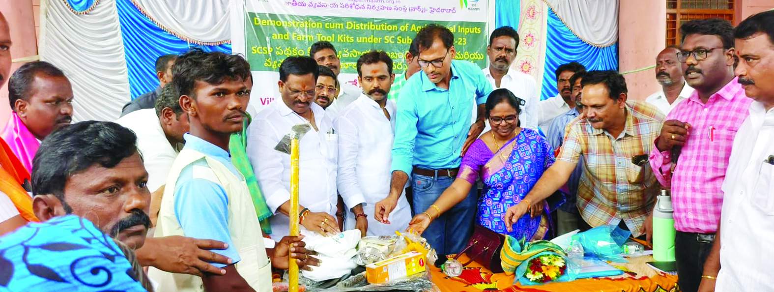 పనిముట్లను పంపిణీ చేస్తున్న నాయకులు, శాస్త్రవేత్తలు