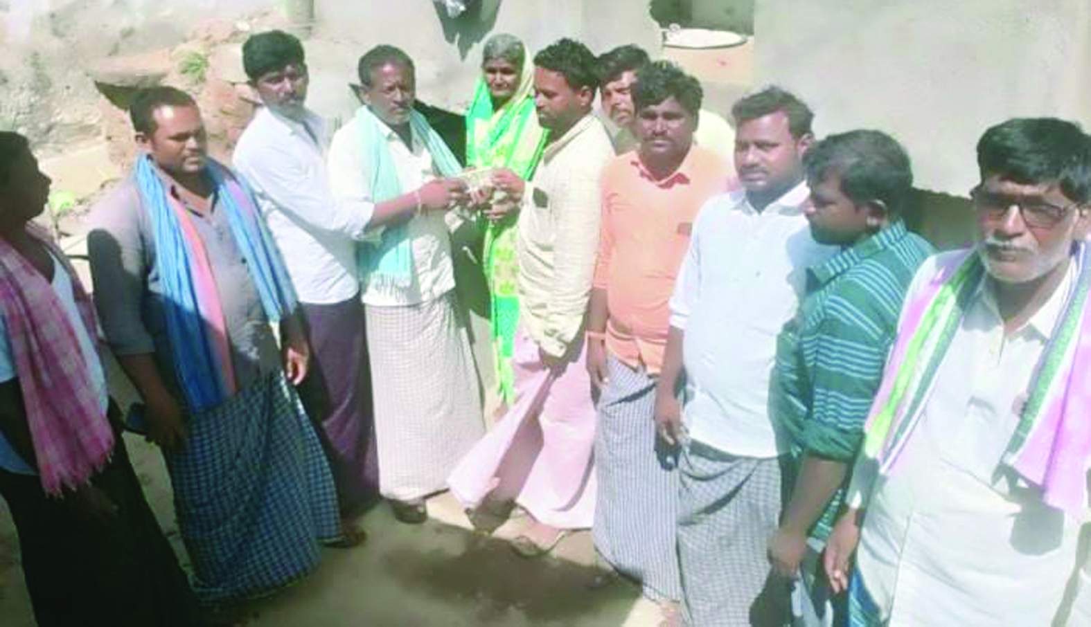 ఆర్థిక సాయం అందజేస్తున్న స్నేహితులు