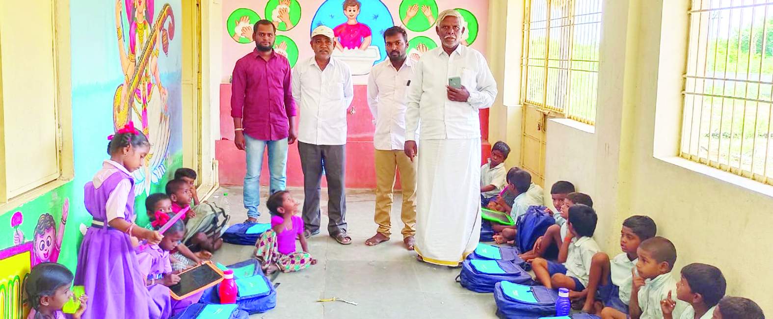 విద్యార్థులతో మాట్లాడుతున్న నాయకులు