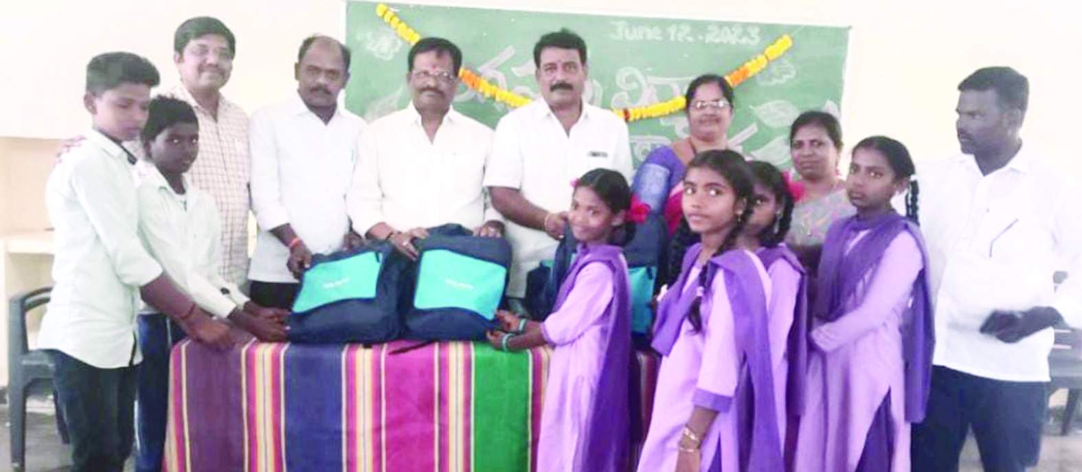 కిట్లను పంపిణీ చేస్తున్న నాయకులు