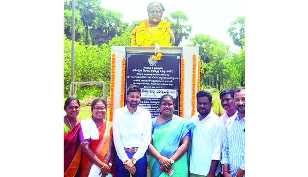 ఆదివాసీ పోరాట యోధులను ఆదర్శంగా తీసుకోవాలి