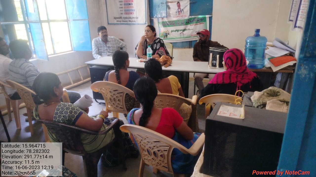 సమావేశంలో మాట్లాడుతున్న ఏపీడి అన్వారా బేగం