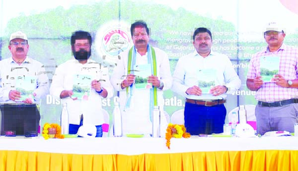 పర్యావరణ పరిరక్షణకు కృషి: కలెక్టర్‌