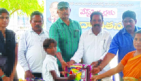 పిల్లలను తల్లిదండ్రులు తీర్చిదిద్దాలి