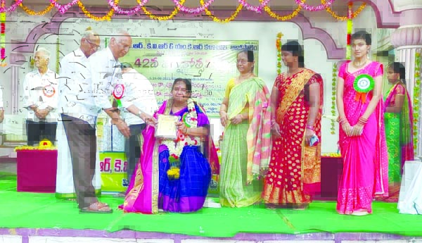 విద్యార్థులు నమ్మకంతో చదువుకోవాలి: పూనం మాలకొండయ్య