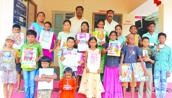 చిన్నారులకు బహుమతులు అందజేత