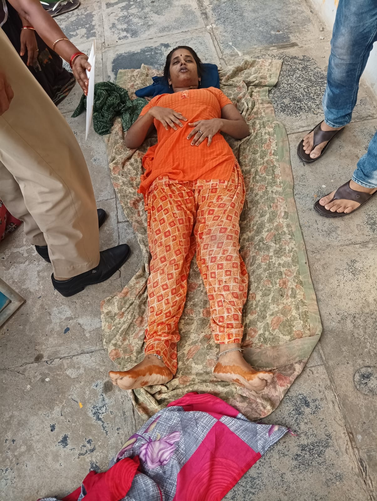 చెరువులో దూకి విద్యార్థిని ఆత్మహత్య