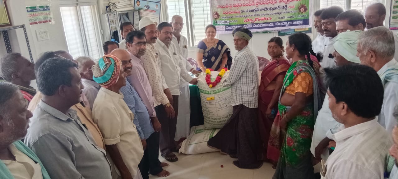 సబ్సిడీ వేరు శనగ పంపిణి చేస్తున్న వైసీపీ నాయకులు