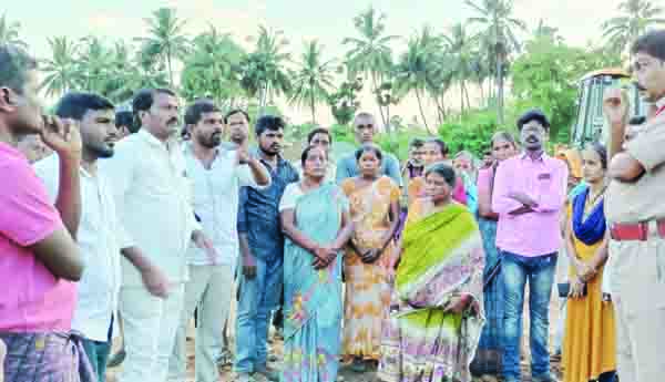 మహిళలు, యువకుల ఆందోళన