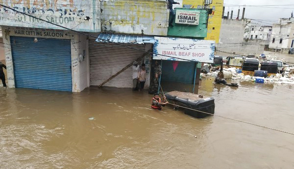 పాకిస్తాన్‌ : భారీ వర్షాల కారణంగా 20 మంది మృతి