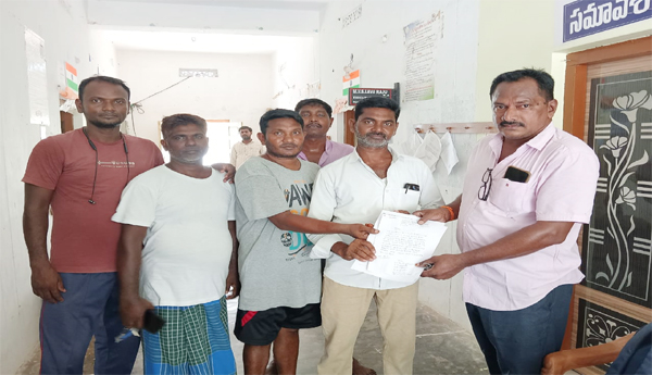 Illegal-sand-mining-in-Vaddadi-Pedderu-river-should-be-controlled-Complaint-to-authorities