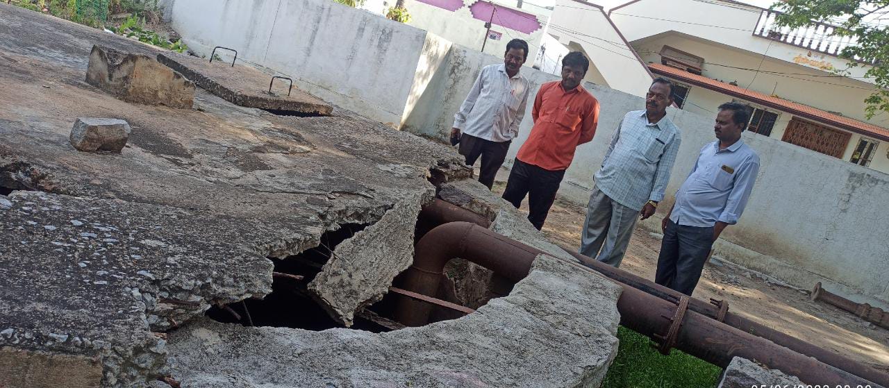 ప‌ట్ట‌ణంలోని ఎంఐజి కాలనీలో ఉన్న మంచి నీroad-repire-in-rayachoti_టి సంపుకు మరమ్మతులు చేపట్టాల‌ని  సిపిఎం పట్టణ సీనియర్ నాయకులు ఈరన్న, పట్టణ కార్యదర్శి లక్ష్మన్న, గోపాల్, తిప్పన్న డిమాండ్ చేశారు. సోమ‌వారం ఎంఐజి కాలనీలో ట్యాంకు దగ్గర ఉన్న సంపును సిపిఎం నాయకుల బృందం ప‌రిశీలించింది. 