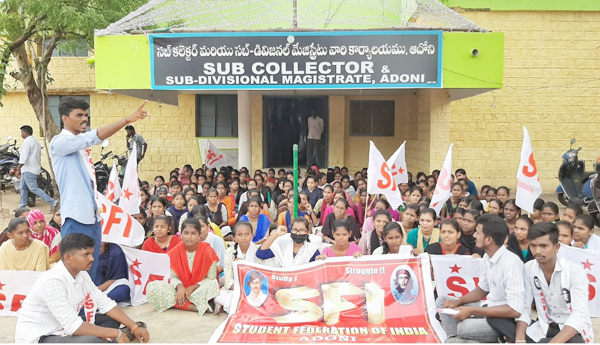 sfi-protest-for-textbooks