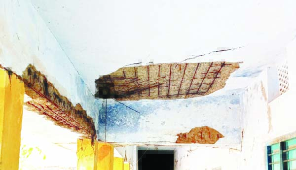 శిథిలావస్థలో పాఠశాల..