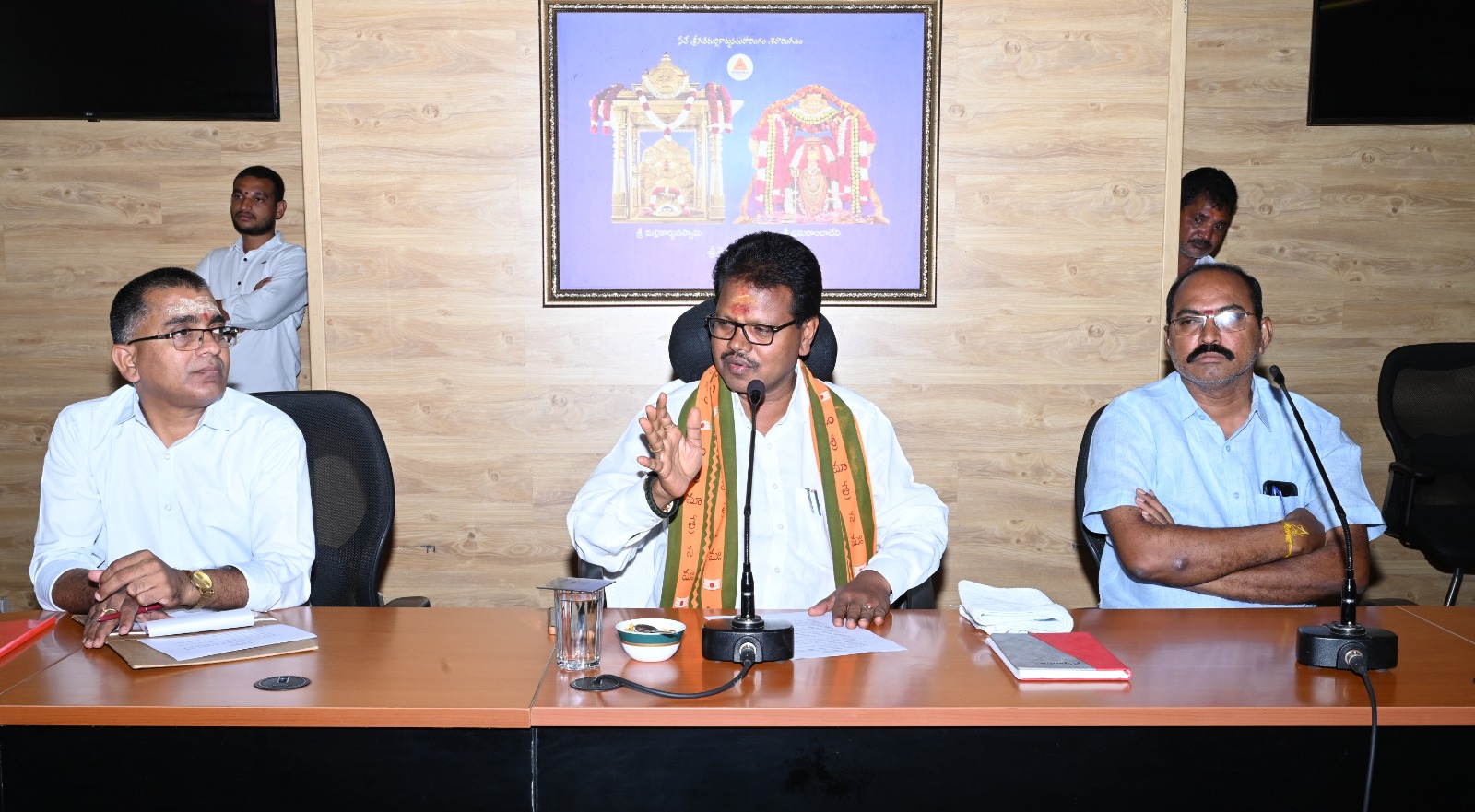 మాట్లాడుతున్న ఇఒ లవన్న