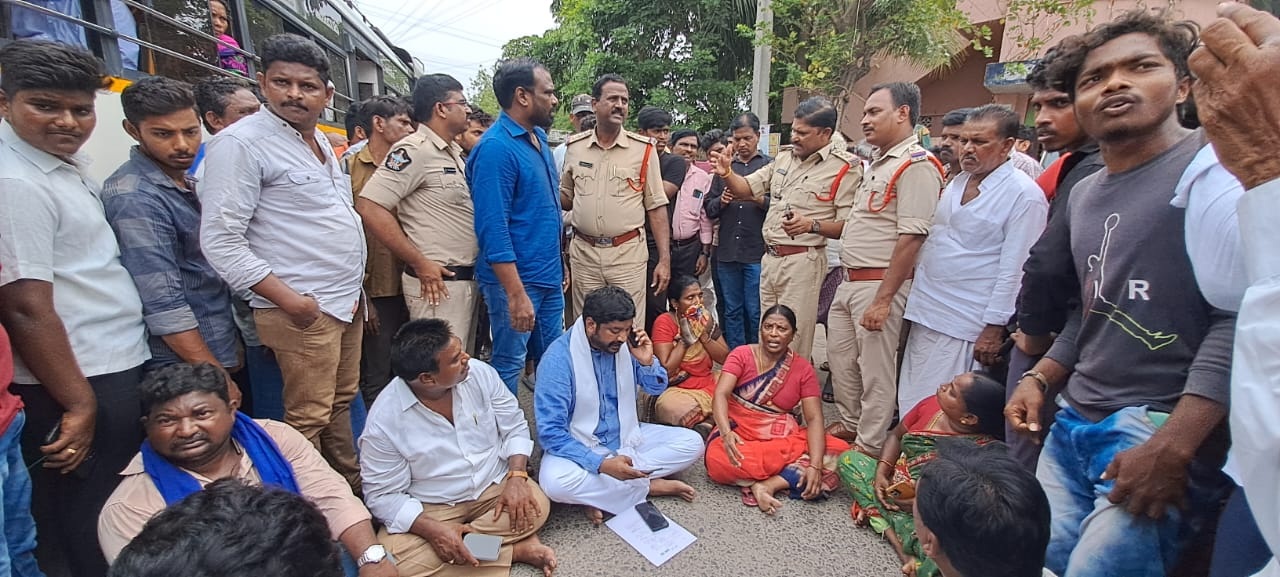 పోలీస్‌స్టేషన్‌ వద్ద దళితుల ధర్నా