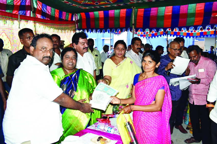 ఇళ్ళ పట్టాలు పంపిణీ చేస్తున్న జెడ్పీ చైర్‌ పర్సన్‌ హెనీ క్రిష్టీనా