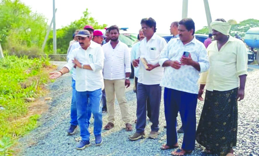 మెల్లెంపూడి-నూతక్కి రోడ్డు నిర్మాణ పనుల పరిశీలన