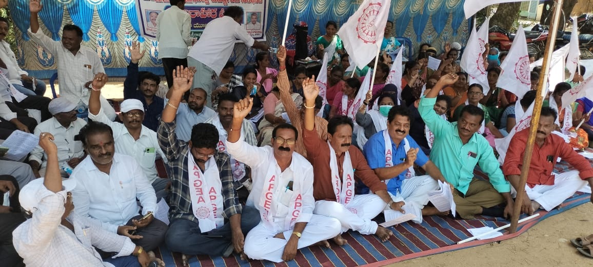 సకాలంలో జీతాలు చెల్లించాలని రిలే దీక్ష