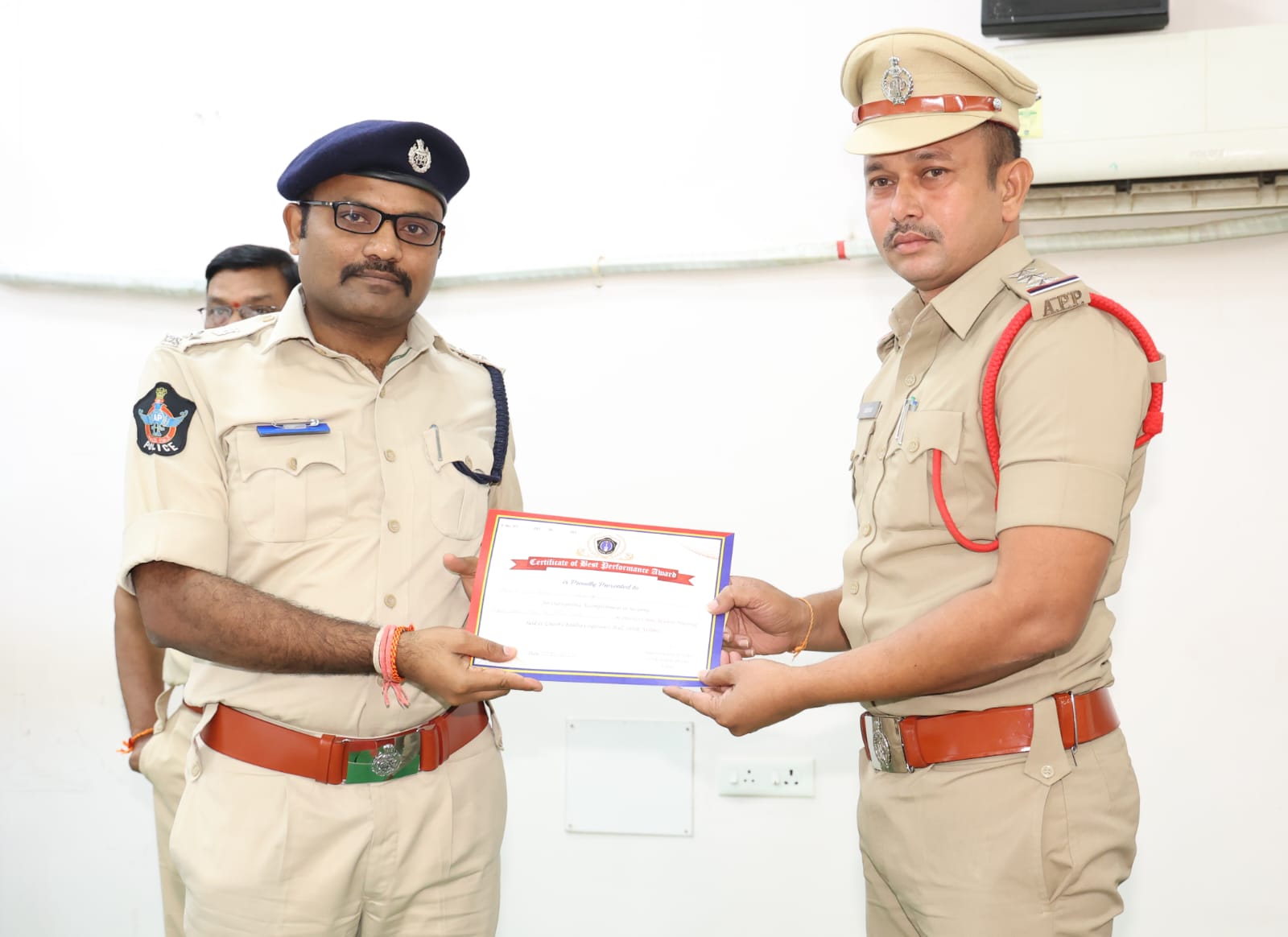 సిఐ గిరిబాబుకు అభినందనలు