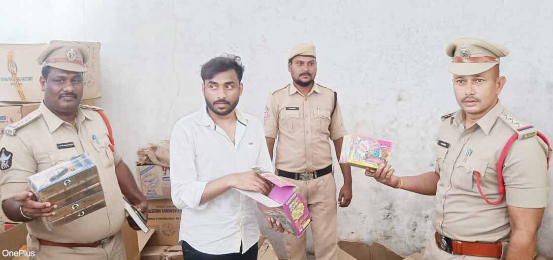 టపాసులు గోడౌన్‌లో తనిఖీ
