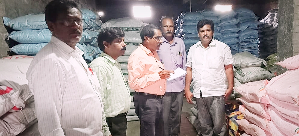 ఎరువుల దుకాణంలో తనిఖీలు