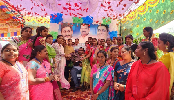 Chairman-Housing-Corporation-felicitated-the-volunteers