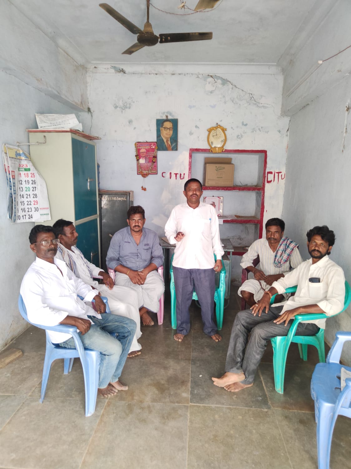 మాట్లాడుతున్న కెవిపిఎస్‌ నాయకులు