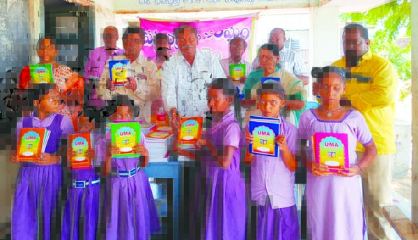 నోట్‌ పుస్తకాలు పంపిణీ