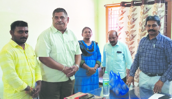 ఇంటింటికీ రేషన్‌ బియ్యం అందించాలి: తహశీల్దారు