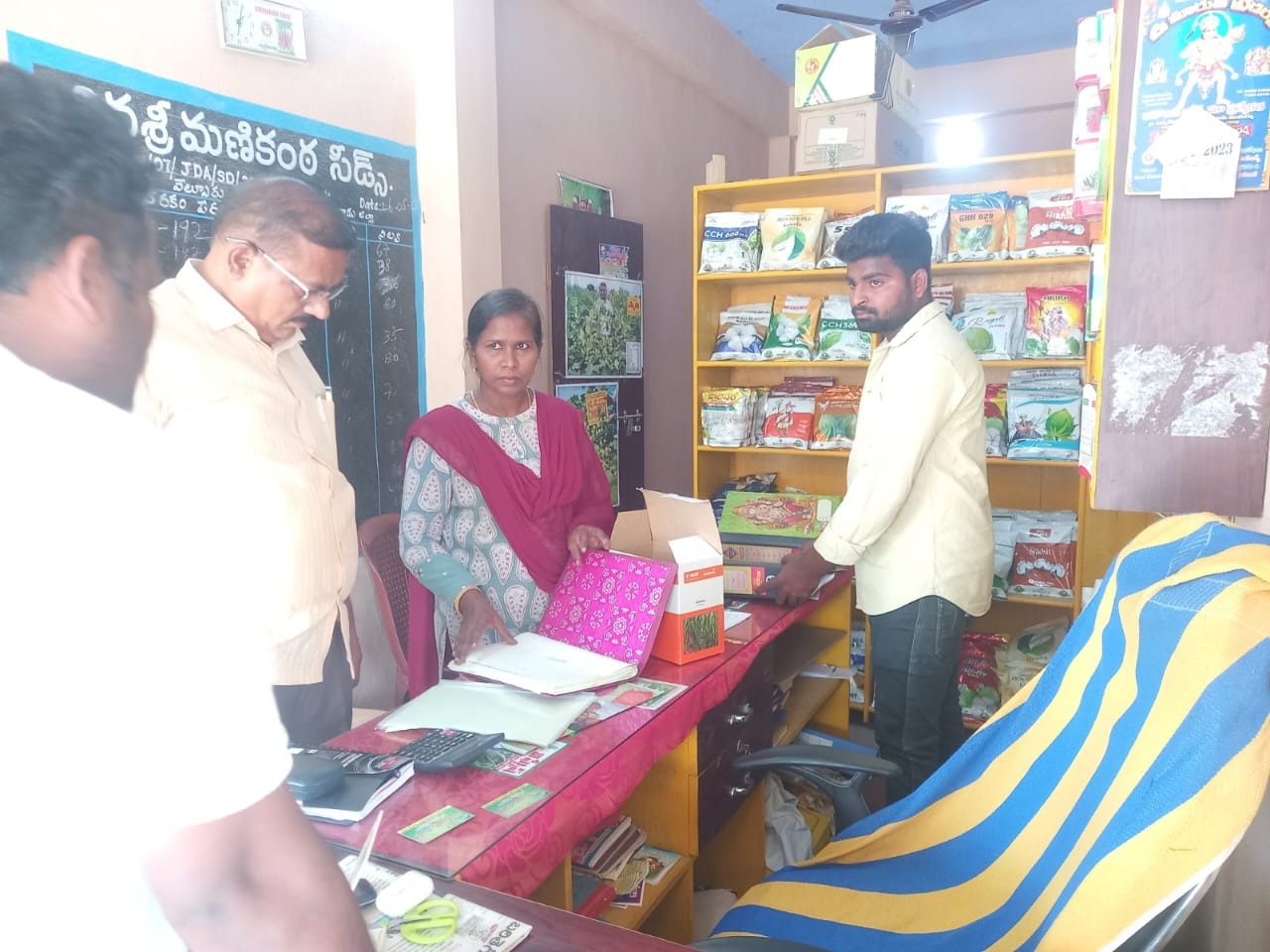 రూ.4 లక్షల పత్తి విత్తనాలు స్వాధీనం