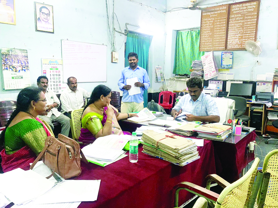 డాలర్‌ సిటీ స్థలాలపై విచారణ