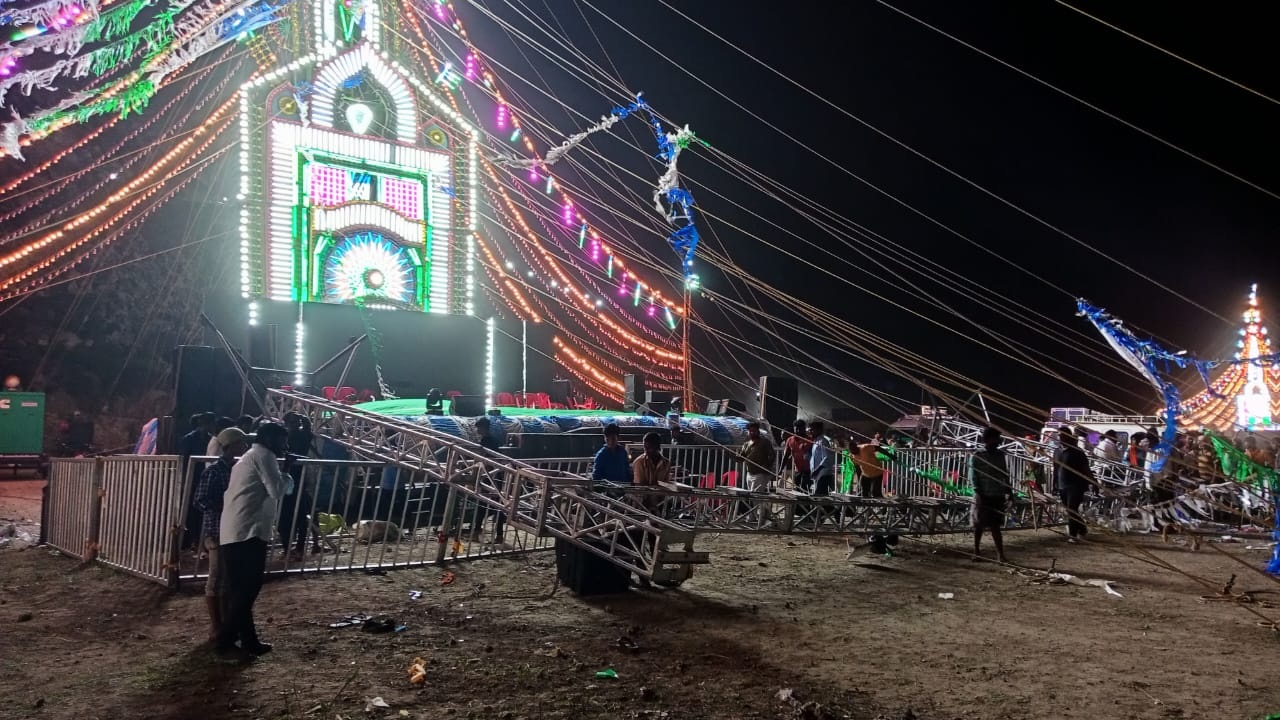 ప్రభలు కూలి ముగ్గురి పరిస్థితి విషమం