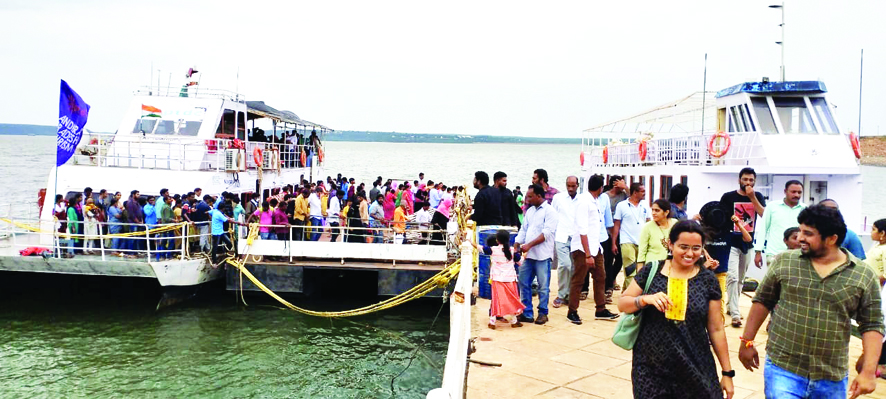 నాగార్జున కొండలో పర్యాటకుల సందడి