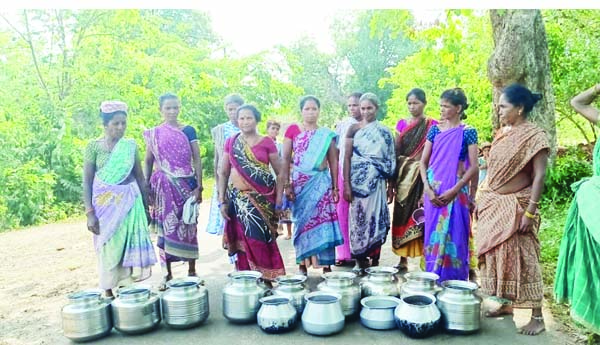 ఖాళీ బిందెలతో మహిళల నిరసన