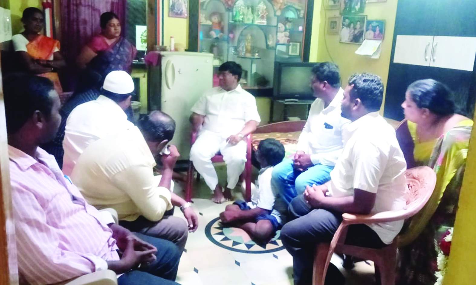 కుటుంబ సభ్యులను పరామర్శిస్తున్న మాజీ ఎమ్మెల్యే బీవీ