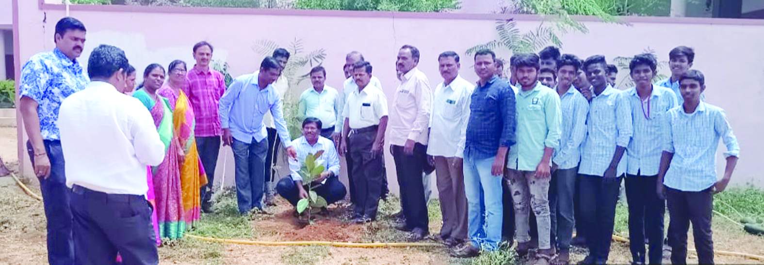 మొక్కలు నాటుతున్న ప్రిన్సిపల్‌ మహబూబ్‌ బాష