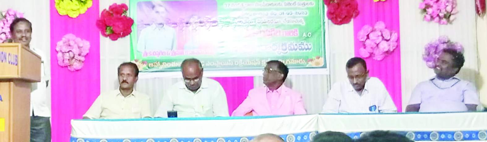 దస్తగిరిని సన్మానిస్తున్న సిబ్బంది