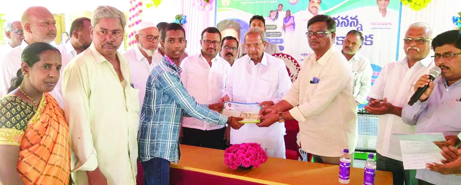 విద్యార్థులకు నగదును అందజేస్తున్న ఎమ్మెల్యే ఎర్రకోట చెన్నకేశవరెడ్డి