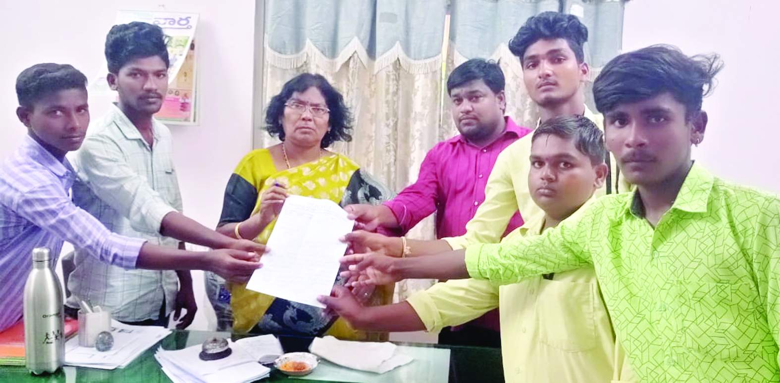 ఎంపిడిఒ బంగారమ్మకు వినతిపత్రం అందజేస్తున్న నాయకులు