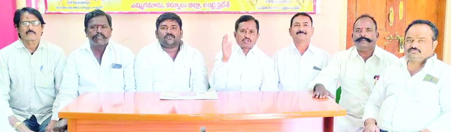 మాట్లాడుతున్న టిడిపి నాయకులు