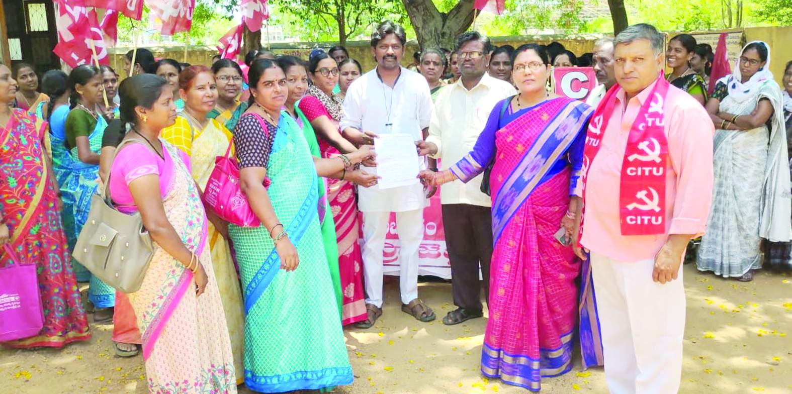 సిడిపిఒ కార్యాలయం ధర్నా చేస్తున్న అంగన్వాడీలు