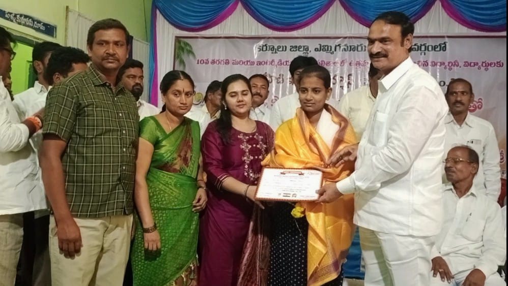 బహుమతులు అందిస్తున్న దృశ్యం