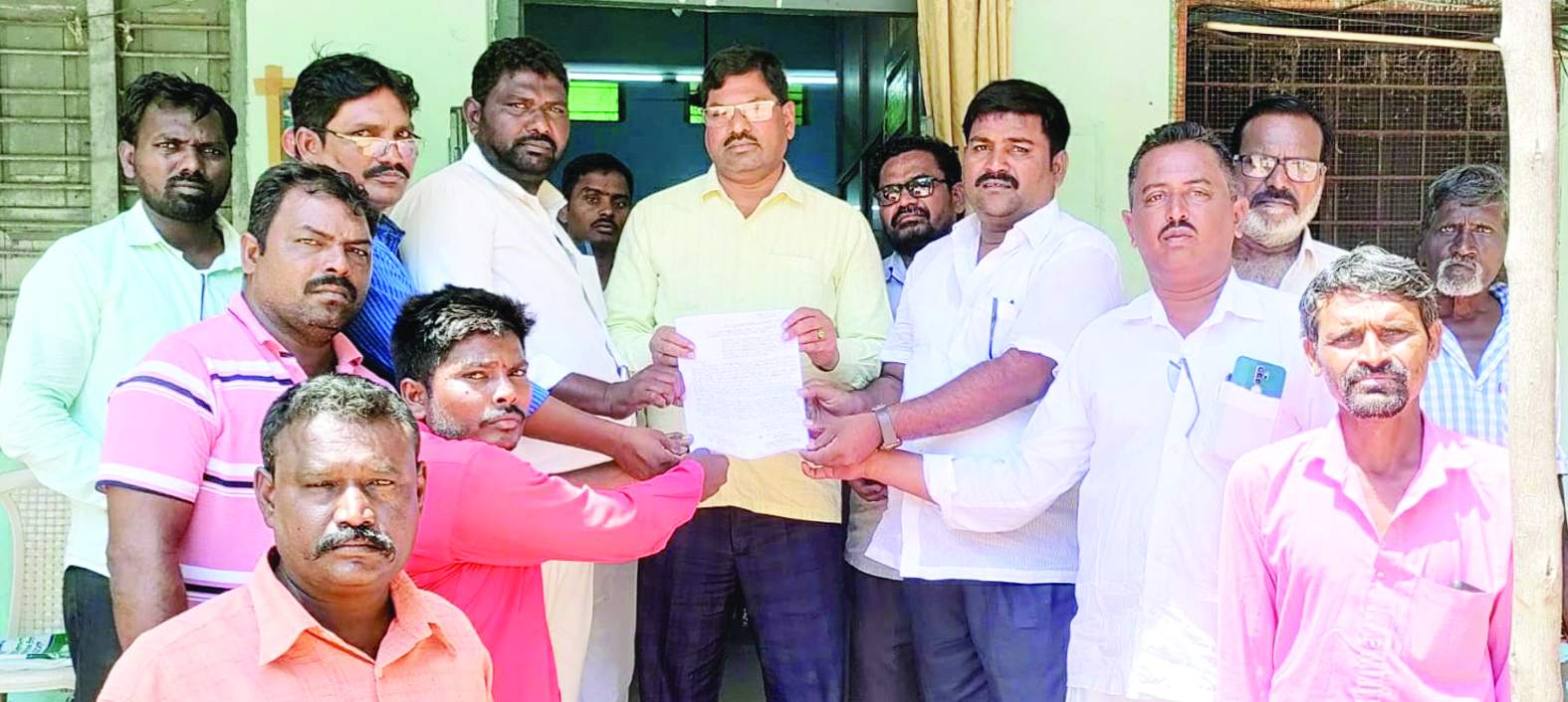 తహశీల్దార్‌కు వినతిపత్రం అందజేస్తున్న దళిత నేతలు