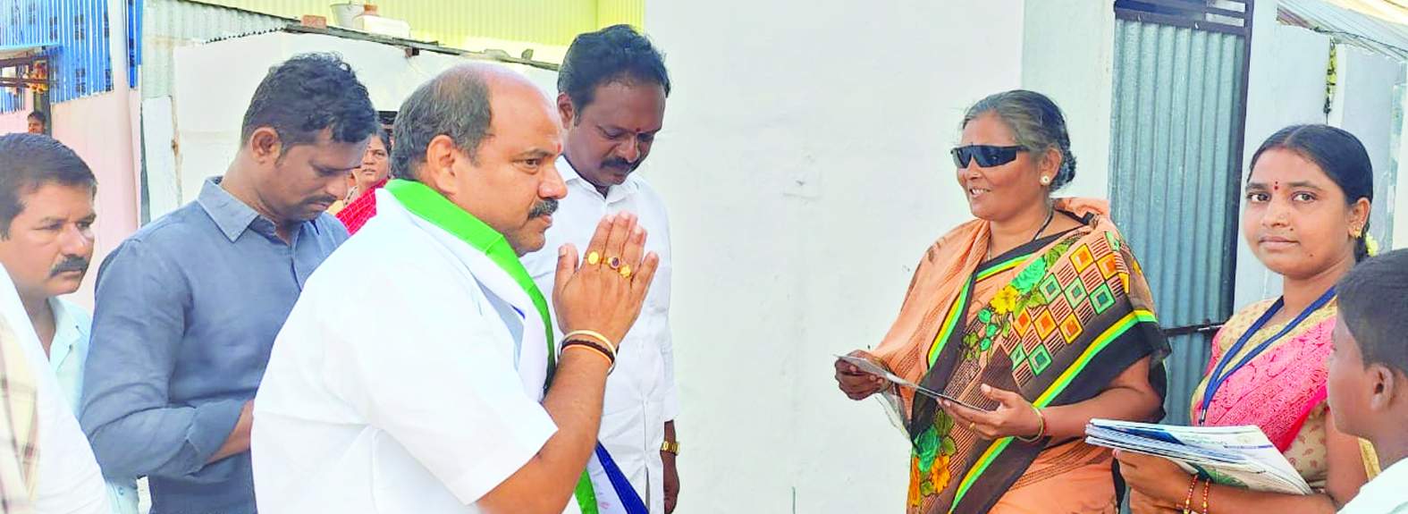 ప్రభుత్వ పథకాలను వివరిస్తున్న ఎర్రకోట జగన్మోహన్‌ రెడ్డి