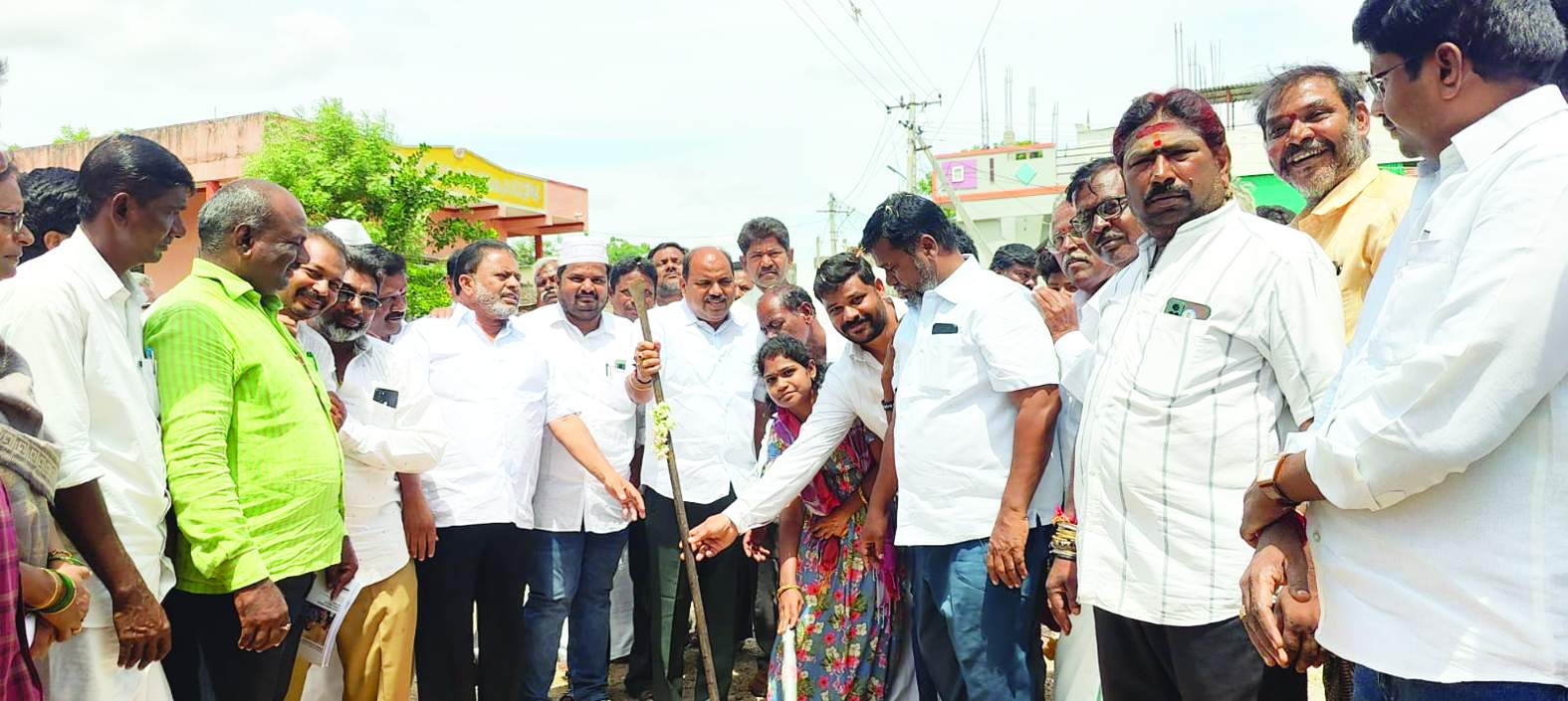 భూమి పూజ నిర్వహిస్తున్న నాయకులు