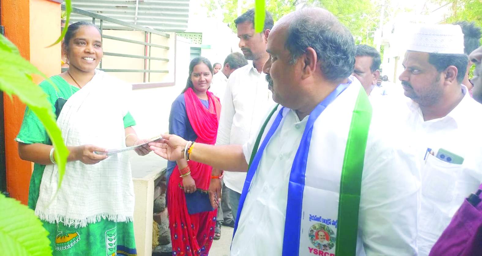 ప్రజలకు ప్రభుత్వ లబ్ధిపత్రాలను అందజేస్తున్న జగన్మోహన్‌ రెడ్డి